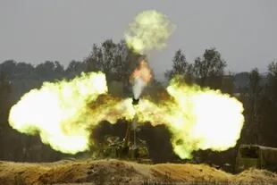 Un tanque israelí dispara contra Gaza para contrarrestar el lanzamiento de misiles