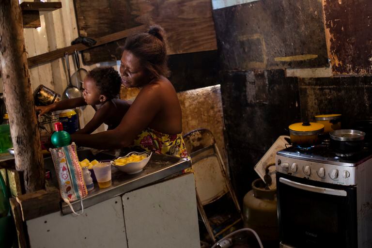 Una madre y su hija en la favela Ciudad de Dios, en los morros de Río de Janeiro