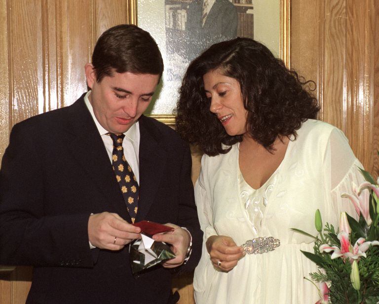 Foto de boda: Luis García Montero y la novelista Almudena Grandes durante su matrimonio civil, celebrado en 1996 en el Ayuntamiento de la localidad granadina de Santa Fe 