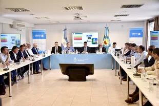 El ministro de Economía, Sergio Massa, durante la reunión con autoridades de la Mesa de Enlace durante la reunión en Castelar