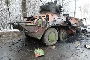 Un vehículo militar destruido, en las afueras de Kharkiv