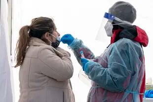 Una mujer se hace la prueba de COVID-19 en un sitio de prueba sin cita previa en Farragut Square el jueves 23 de diciembre de 2021, a pocas cuadras de la Casa Blanca en Washington