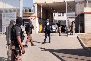 Oficiales en la cárcel de Estcourt, donde el expresidente Jacob Zuma permanecerá en prisión por 15 meses (Foto por RAJESH JANTILAL / AFP)