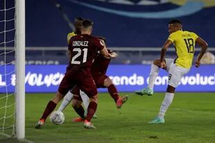 Ayrton Preciado abre el marcador durante el partido que disputan Ecuador y Venezuela por la Copa América 2021.