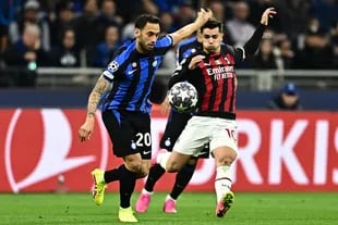 Inter Milan's Turkish midfielder Hakan Calhanoglu (L) and AC Milan's Spanish midfielder Brahim Diaz go for the ball during the UEFA Champions League semi-final second leg football match between Inter Milan and AC Milan on May 16, 2023 at tyhe Giuseppe-Meazza (San Siro) stadium in Milan. (Photo by GABRIEL BOUYS / AFP)