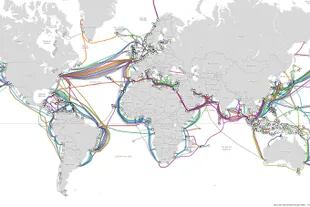 Una vista de algunos de los cables submarinos que cruzan océanos y mares para llevar las telecomunicaciones a todo el planeta