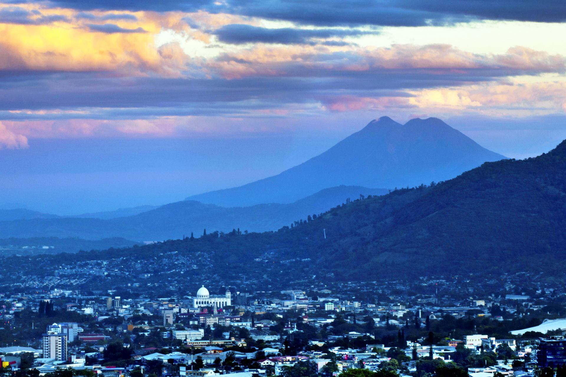 El Salvador es una pequeña nación de América Central. La capital, San Salvador, con volcanes como un espectacular telón de fondo, tiene varios museos y el Teatro Nacional.