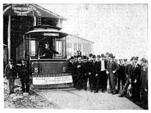 Primer tranvía con miriñaque salvavidas, que comenzó a funcionar en 1899.