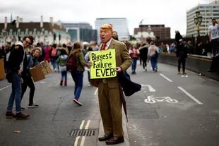 Un manifestante, con una máscara que representa al presidente de los Estados Unidos Donald Trump, participa en una protesta contra el cambio climático, en Londres, Gran Bretaña.