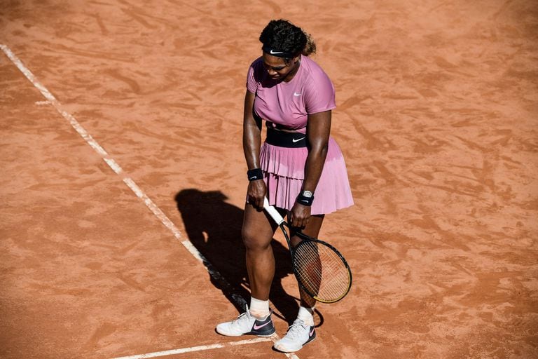 La estadounidense Serena Williams reacciona durante su partido contra Nadia Podoroska en el Abierto de Italia 