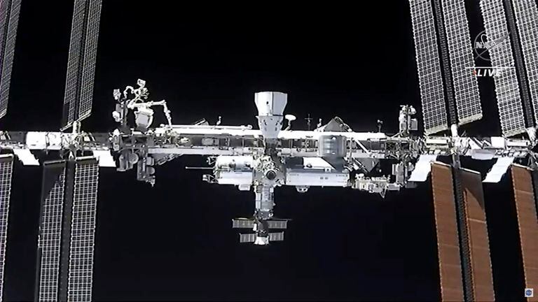 ARCHIVO - Esta imagen de NASA TV nuestra la Estación Espacial Internacional vista desde la nave SpaceX Crew Dragon, 24 de abril de 2021. La NASA canceló una caminata espacial el martes 30 de noviembre de 2021 debido a la amenaza de chatarra espacial que podría perforar el traje de un astronauta o dañar la estación. (NASA via AP, File)