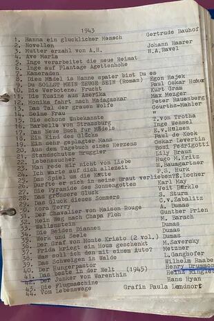 La primera página del listado de libros que leyó la abuela del tuitero Ben Myers, entre 1943 y 2023