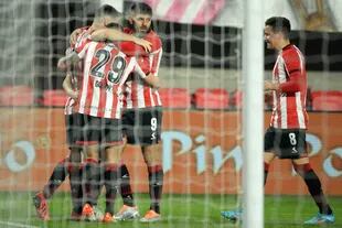 Estudiantes festeja el gol de penal de Boselli para el 2-1 contra Sarmiento; Leandro Díaz, el número 9, sería expulsado y terminó enfurecido.