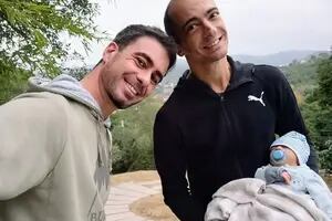 Gastón y Nico celebran con su bebé recién nacido por subrogación de vientre