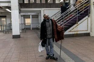 Un indigente, en el vestíbulo de una estación del metro neoyorquino
