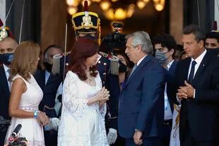 El Presidente de la Nación, Alberto Fernández y la Vicepresidenta Cristina Fernández de Kirchner saludan en la puerta del Congreso Nacional luego de concluida la apertura de la Asamblea Legislativa 2022