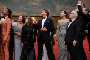 Tom Cruise, en el centro, junto al resto del elenco y los realizadores de Top Gun: Maverick observan al escuadrón Alpha Jets Patrouille de Francia sobrevolar la alfombra roja del Festival de Cine de Cannes, el último 18 de mayo, junto al director del encuentro, Thierry Fremáux