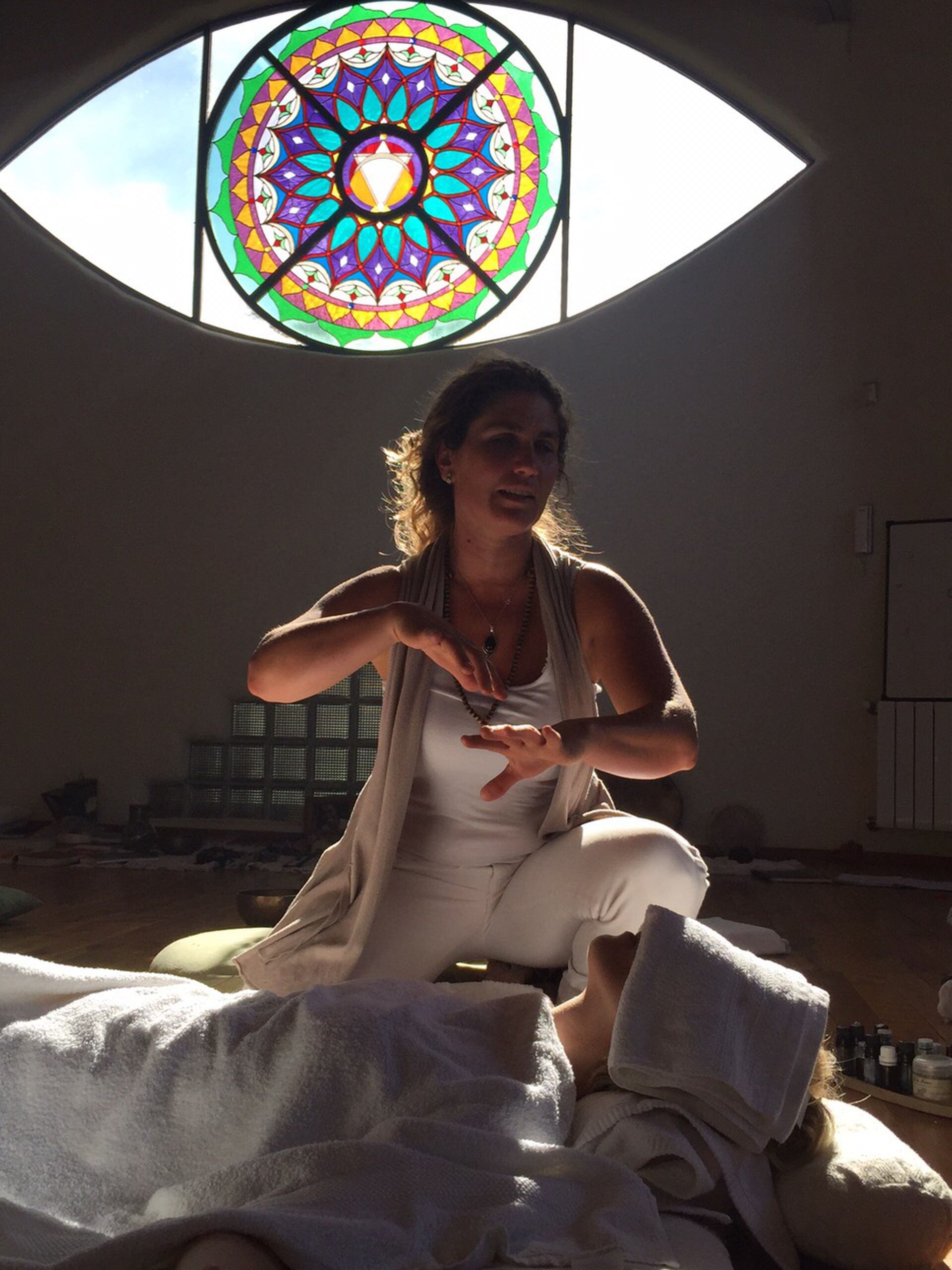 Aluminé Honik en el centro Lumina realiza masajes con la técnica  Chi Nei Tsang