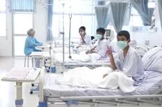 Tailandia: los chicos se recuperan y los muestran por primera vez en el hospital