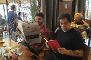 Sorpresivo encuentro de Juan Grabois y Andrés Calamaro en un café porteño