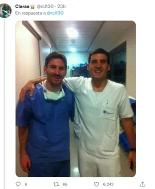 Messi posa con un enfermero tras el nacimiento de su hijo Thiago