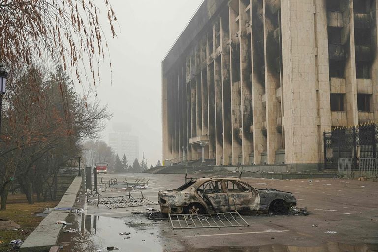 Destrozos frente a un edificio administrativo de Almaty 