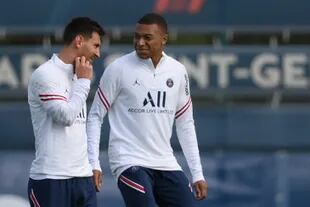 Messi y Mbappé, en el último entrenamiento de Paris Saint-Germain; Real Madrid hizo una nueva oferta por el francés.