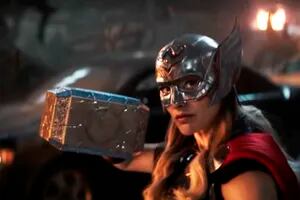 El primer tráiler de Thor: Love and Thunder muestra a Natalie Portman empuñando el Mjölnir