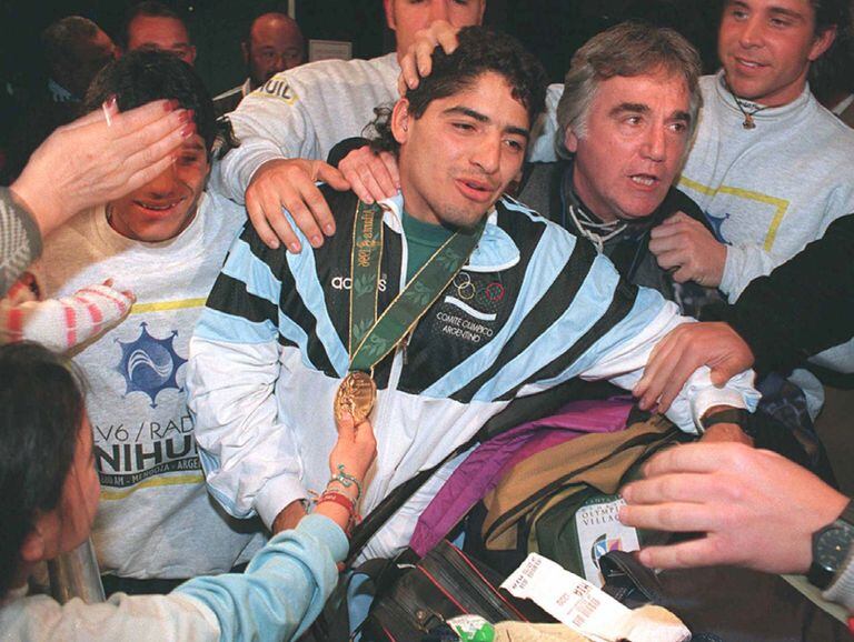 Pablo Chacon all'arrivo a Ezeiza dopo aver vinto la medaglia di bronzo ad Atlanta 1996;  Fu l'ultima medaglia del pugilato argentino.  La disciplina che ha regalato più podi all'Argentina