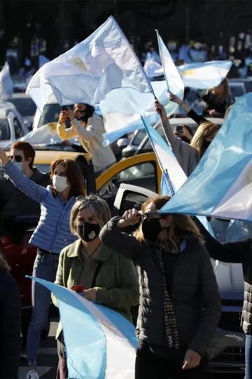 Ciudadanos de Buenos Aires marchan manifestarse en contra de las políticas adoptadas por el Gobierno Nacional