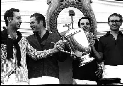 El equipo multicampeón. Los hermanos Heguy y los Harriott con el trofeo de 1974.