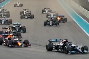 El piloto británico de Mercedes Lewis Hamilton avanza por delante del piloto holandés de Red Bull Max Verstappen al inicio del Gran Premio de Fórmula 1 de Abu Dabi, en Emiratos Árabes Unidos. Al final, el neerlandés se consagraría campeón