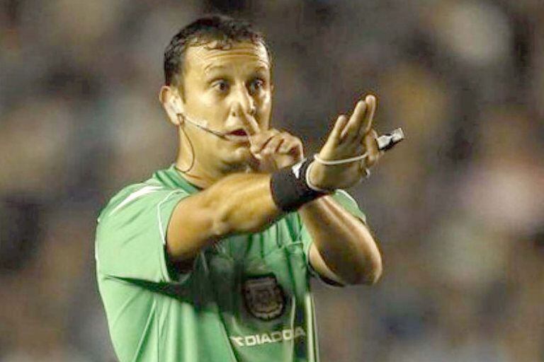 Herrera dirigió a Boca 24 veces, que terminaron en 12 éxitos, 9 empates y 3 caídas xeneizes, y a Talleres en 24 ocasiones, que resultaron en 6, 2 y 4, respectivamente.