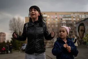 Julia, de 34 años, relata junto a su hija Veronika cómo debieron huir de su pueblo, Shevchenkove