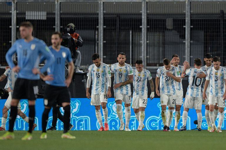 La desazón de los futbolistas uruguayos tras uno de los goles argentinos en el Monumental, durante la derrota 3-0 por las eliminatorias sudamericanas.
