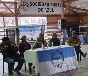 Nicolás Pino, presidente de la Rural, en el centro, en una reunión en la Sociedad Rural de Azul con productores
