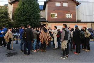Manifestantes de la comunidad mapuche realizan un piquete frente al juzgado federal de Bariloche