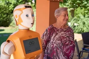 ¿Pueden los robots atender a personas mayores o enfermas?