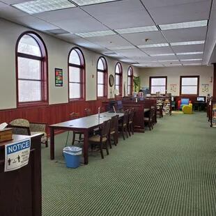 Residentes de la comunidad de Hudsonville defienden que la biblioteca es un punto de reunión esencial para la comunidad