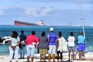 Vecinos observan al buque de carga MV Wakashio desde las costas de Mauricio (Dev Ramkhelawon/LExpress Maurice)