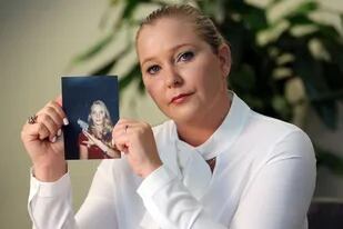 Virginia Giuffre sostiene una foto suya a la edad de 16 años, en la misma época en la que alega haber sufrido abusos del magnate Jeffrey Epstein