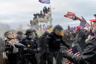 Los partidarios de Trump se enfrentan a la policía y a las fuerzas de seguridad en las afueras del Capitolio