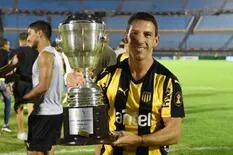 Maxi Rodríguez, ídolo en Peñarol, sigue levantando copas