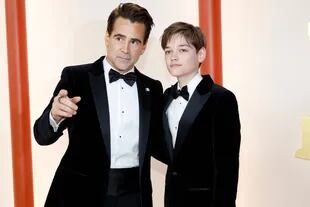 Muy elegantes, Colin Farrell y su hijo Henry Tadeusz lucieron atuendos iguales: esmoquin en color negro con camisa blanca y moño
