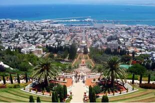 Uno de los empleos de Sergio fue en Haifa, una ciudad portuaria en el norte de Israel. Los lugares más famosos de la ciudad son las terrazas con paisajes de los jardines Bahá'í y, en el corazón de este lugar, el santuario con domo dorado de Báb.