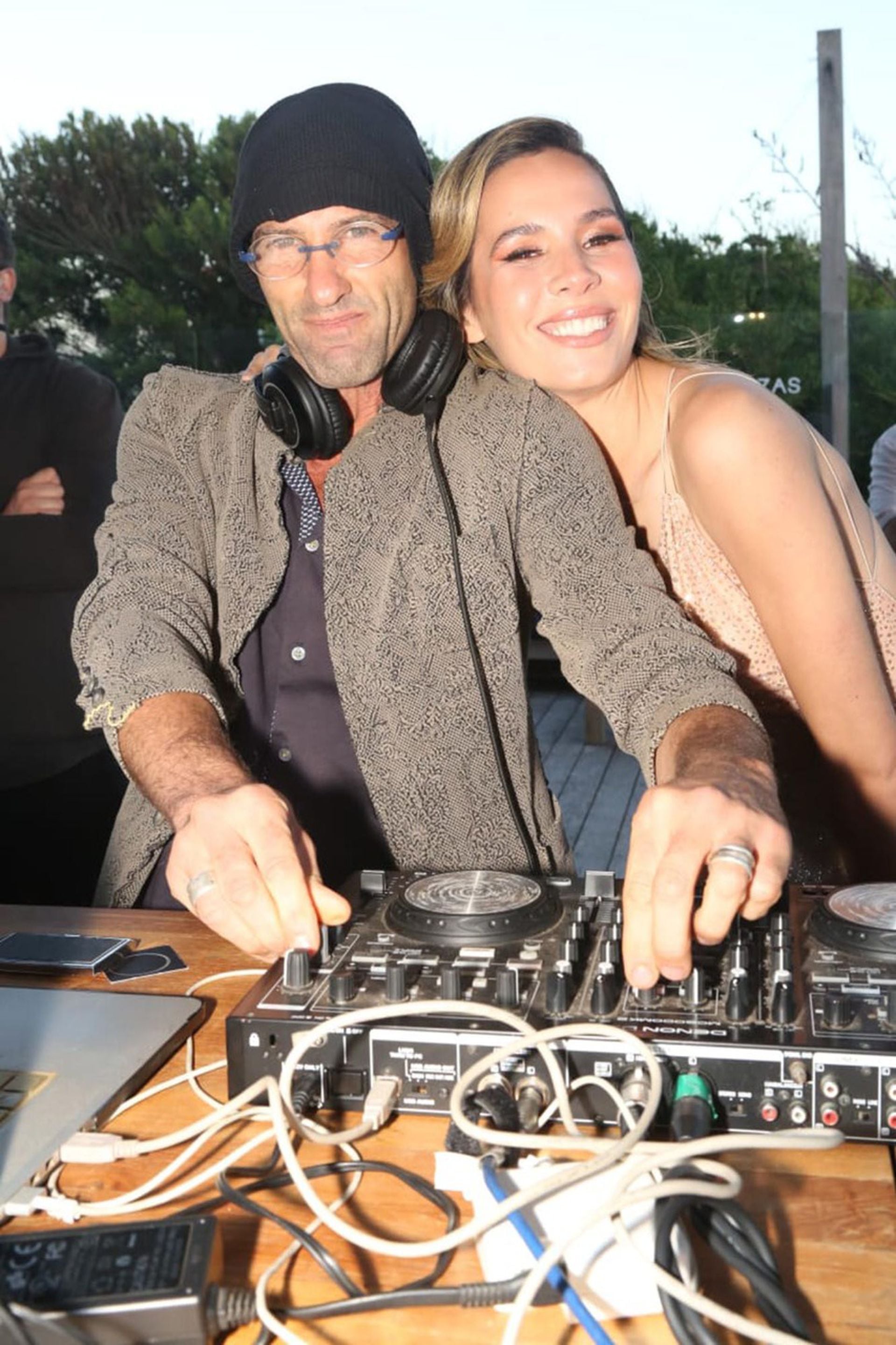 Elina Costantini posó junto al DJ del evento