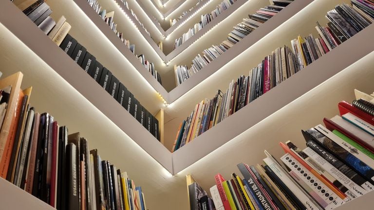 Con diseño de espiral, la biblioteca del Moderno tiene los libros a la vista