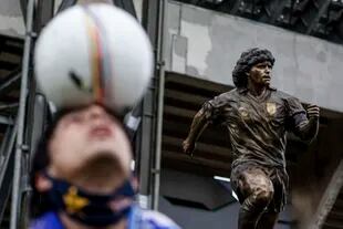 La estatua de Diego Maradona, ubicada en las afueras del estadio que lleva su nombre