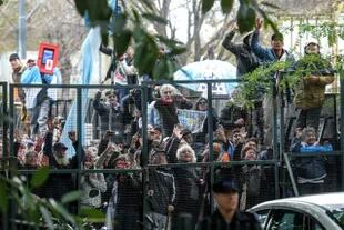 Militantes esperan la salida de Cristina Kirchner de los tribunales de Comodoro Py
