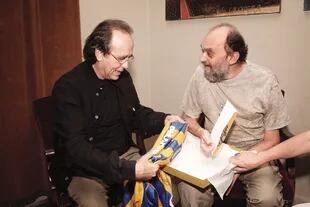 Con Joan Manuel Serrat, a quien le transmitió su fanatismo por Central